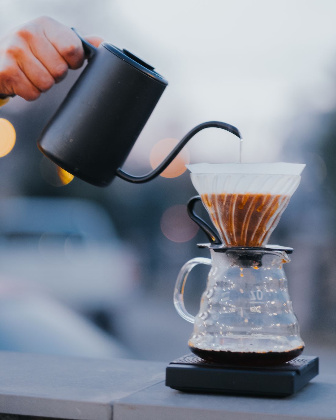 Заваривание кофе в воронке V60, тонкая струя воды